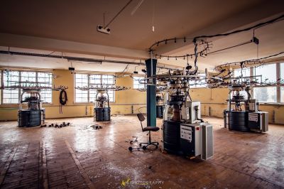 Ein Raum mit einer großen Maschine in ihm