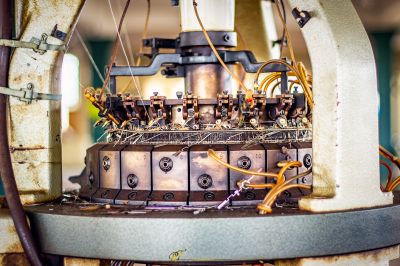 Eine Maschine, die an einigen Drähten arbeitet