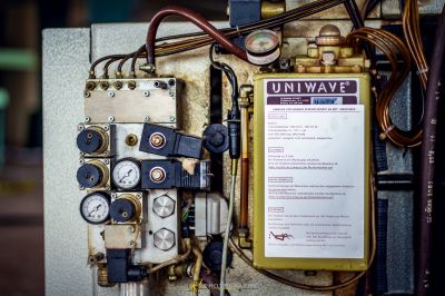 Eine Nahaufnahme einer Maschine mit einem Schild darauf