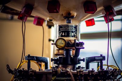 Eine Nahaufnahme einer Maschine mit einer Uhr