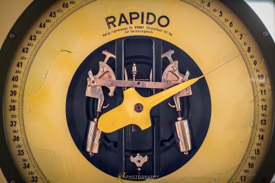 Eine Uhr mit einem gelben Gesicht und einem schwarzen Gesicht