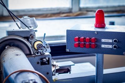 Eine Maschine, die auf einem Tisch sitzt