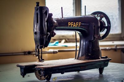 Eine Nähmaschine, die auf einem Tisch sitzt