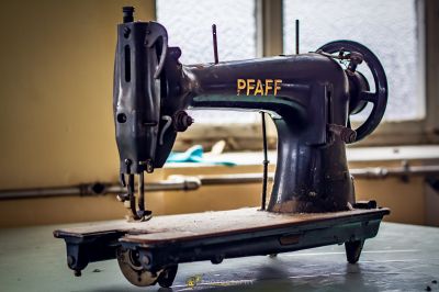 Eine Nähmaschine, die auf einem Tisch sitzt