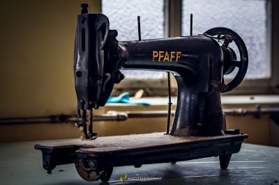 Eine schwarze Nähmaschine