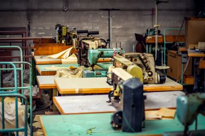 Ein Raum mit vielen Nähmaschinen
