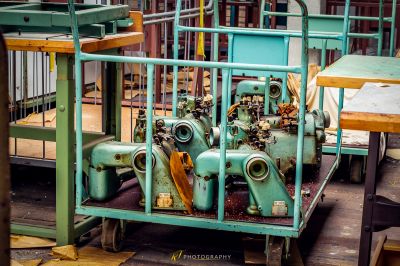 Eine Maschine sitzt in einer Fabrik