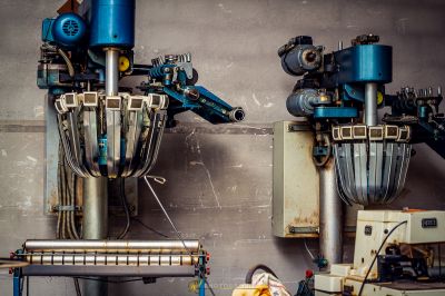 Zwei Maschinen sitzen auf einem Tisch