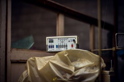 Eine Nahaufnahme einer Maschine mit einer Tasche darauf