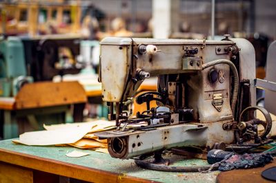 Eine Nähmaschine, die auf einem Tisch sitzt