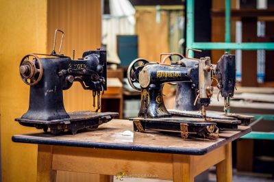 Zwei alte Nähmaschinen