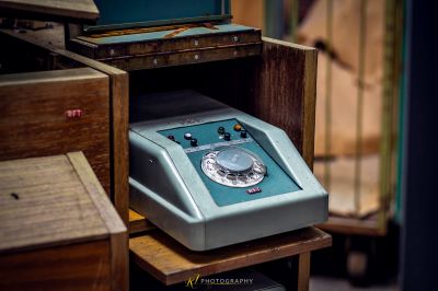 Eine Maschine, die auf einem Holztisch sitzt