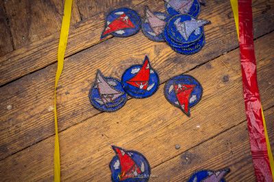 Ein Haufen bunt bemalter Schuhe auf einem Holzboden