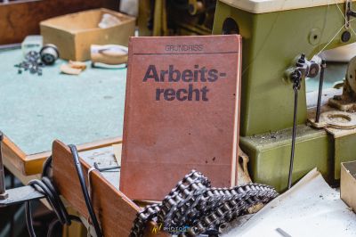 Ein Buch, das auf einer Nähmaschine sitzt