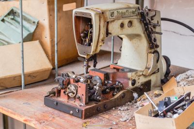 Eine Nähmaschine, die auf einem Tisch sitzt