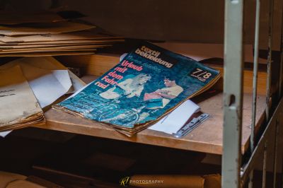 Ein Stapel Bücher, die auf einem hölzernen Tisch sitzen