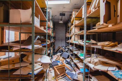Ein Raum mit vielen Kisten und Kisten gefüllt