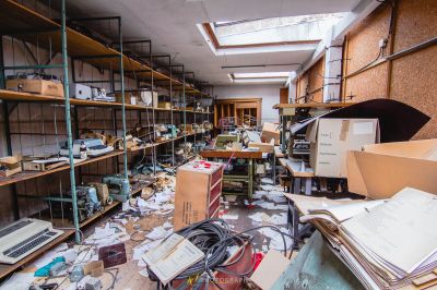 Ein chaotisches Büro mit viel Unordnung