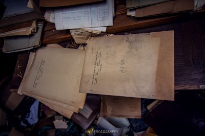 Ein Stapel alter Papiere und Papiere auf einem Tisch