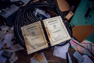 Ein Haufen Bücher auf einem Tisch mit Drähten