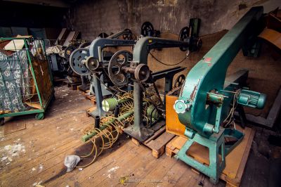 Eine Maschine, die auf einem Holzboden sitzt