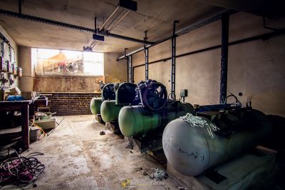 Ein Raum mit einem Haufen grüner Gastanks