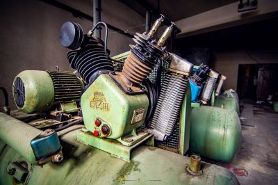 Eine grüne Maschine mit einem schwarz-weißen Streifen