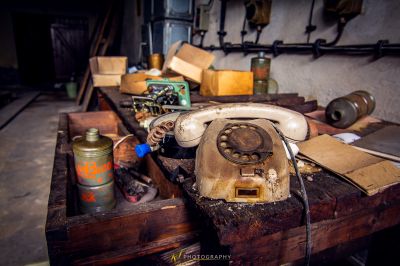 Einen Tisch mit einem Telefon und einer Dose Farbe