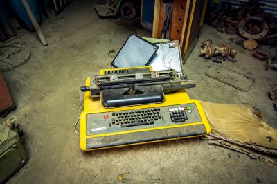 Eine gelbe Schreibmaschine