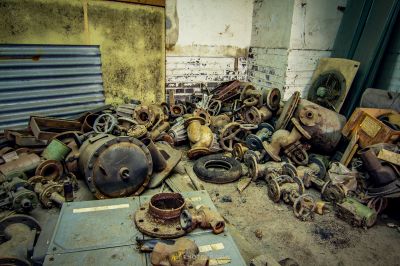 Ein Haufen alter und rostiger Gegenstände