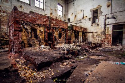 Ein verbranntes Gebäude mit vielen Trümmern