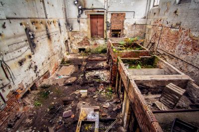 Ein Raum mit vielen Trümmern und Trümmern