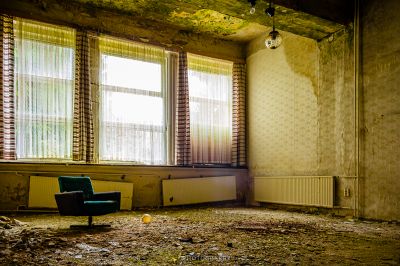 Ein Stuhl in einem Raum mit einer gebrochenen Decke