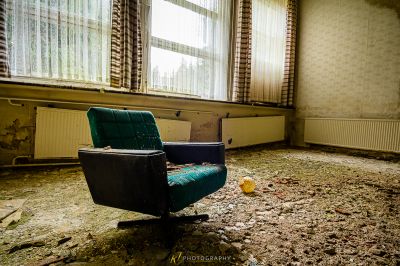 Ein Stuhl in einem Zimmer