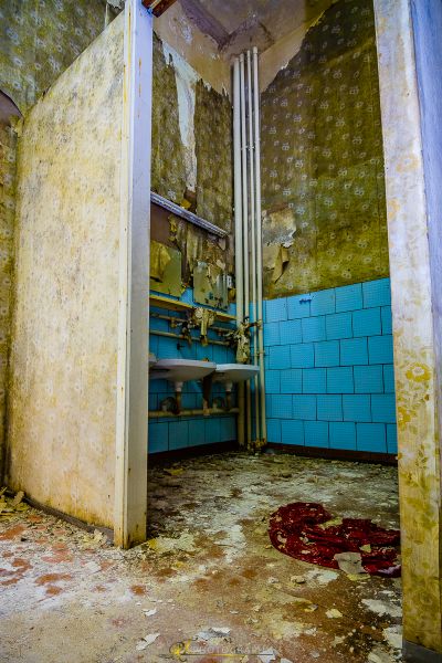 Ein Zimmer mit Waschbecken und Toilette