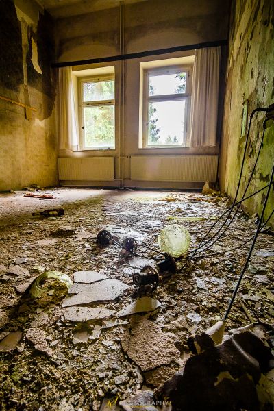 Ein Zimmer mit einer zerbrochenen Decke und einem zerbrochenen Fenster