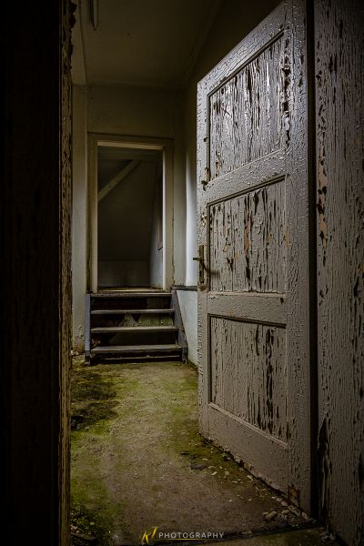 Eine Tür in einem Raum mit einer Wand aus Farbe