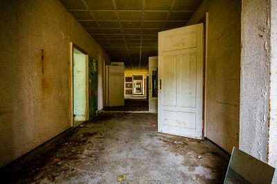 Ein Zimmer mit einer Tür und einer Bank