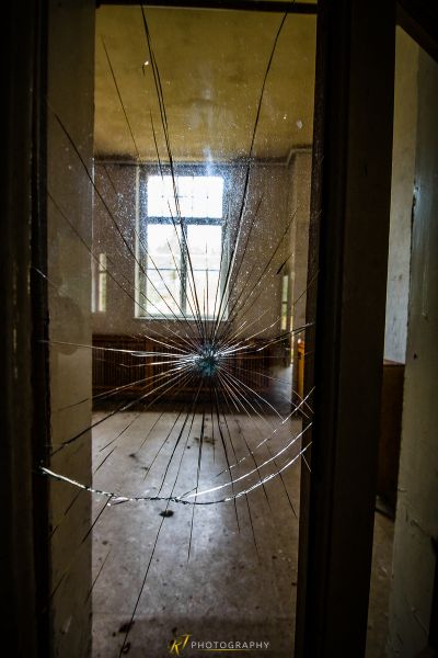 Ein zerbrochenes Glasfenster