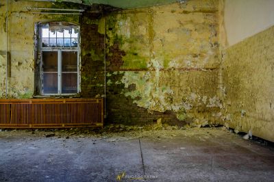 Ein Zimmer mit einem Fenster und einer Bank