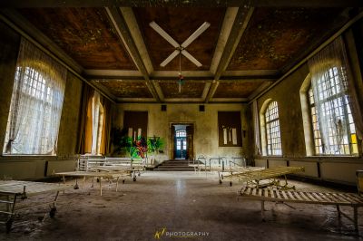 Ein Raum mit einer Decke, der gestrichen wurde