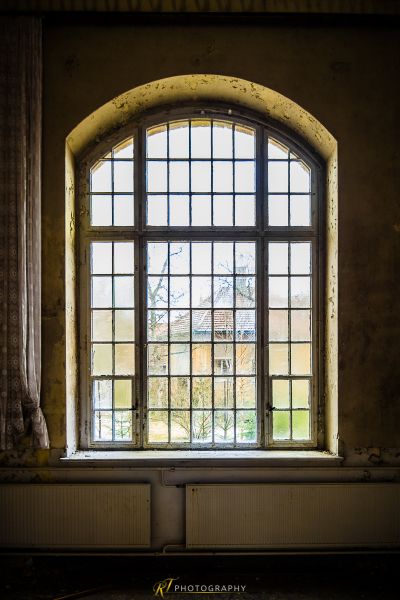 Ein Fenster mit Blick auf ein Gebäude