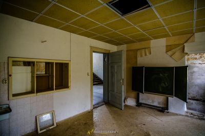 Ein Zimmer mit Fernseher und Spiegel