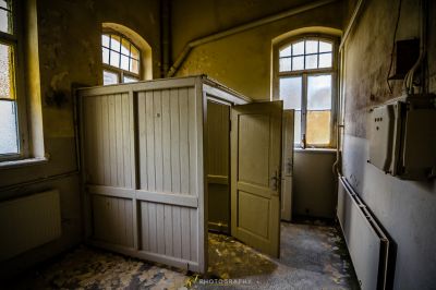 Ein Zimmer mit einer Tür und einem Fenster