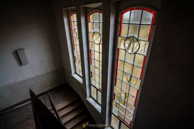 Ein Fenster mit einer Uhr darin