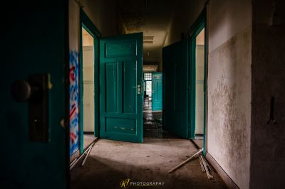 Ein Raum mit einer Tür und einer Wand mit einem Gemälde darauf