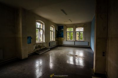 Ein Zimmer mit vielen Fenstern und viel Licht