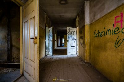 Ein langer Flur mit Graffiti an den Wänden