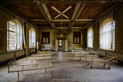 Ein Zimmer mit einer Reihe von Bänken und einem Deckenventilator