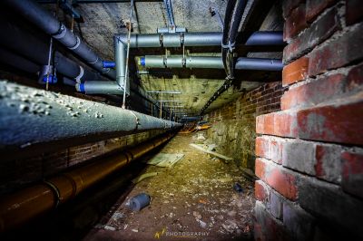 Ein sehr alt aussehendes Zimmer mit Rohren und Rohren